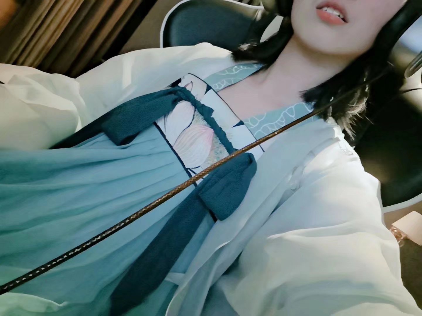 穿汉服陪我开黑